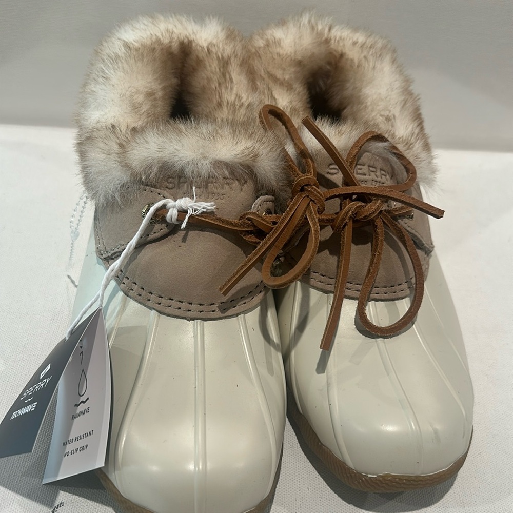 NWT Sperry Techwave/Rainwave, Water Resistant, No-Slip Winter Shoes.